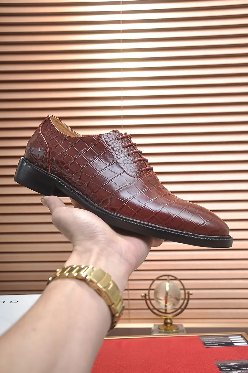 Men's shoes💰540💶Italy's top luxury men's shoe giant (GUCCI) (Gucci) (full cowhide lining) new arrival🍃Original European style🔰 Pleasant to the eye😍In order to make the shoes more durable and non-deformable🌀The production continues to follow traditional methods but there is still no lack of innovation💪Choose original sheepskin for the leather♻️ Smooth and natural And extra bright ⭐Made of imported cowhide, the first choice of rich people 38-45 (45 customized)